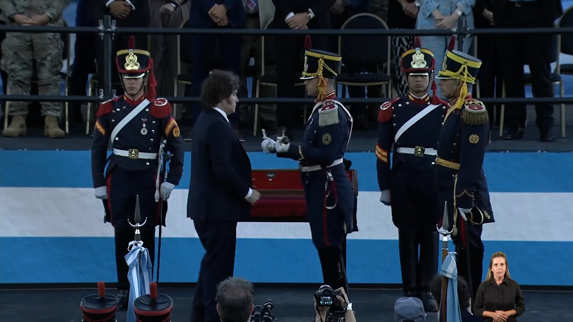Entrega del sable corvo a Granaderos por parte del presidente Javier Milei.