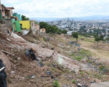 Colonias cercanas al cerro El Picacho figuran entre las zonas con mayor riesgo de derrumbes. Equipos municipales realizan vigilancia constante en áreas propensas a movimientos de tierra. (Foto: Cortesía)