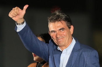 El presidente de Bolivia, Rodrigo Paz, fue captado este 27 de julio, al saludar a su llegada a la base militar anexa al aeropuerto internacional Jorge Chávez, para asistir a la investidura de la presidenta electa de Perú, Keiko Fujimori, en Lima (Perú). EFE/Germán Falcón