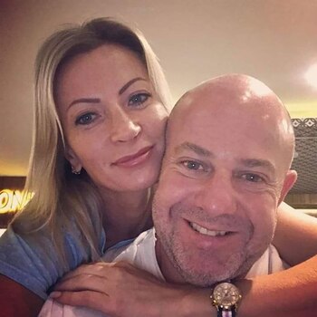 Veronika tiene 42 años y