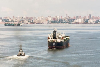 Un tanquero navegando en el lago Maracaibo, en Cabimas, Venezuela (REUTERS/Issac Urrutia)