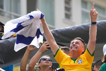 Jair Bolsonaro alza los brazos ante sus simpatizantes durante un mitin el domingo 25 de febrero de 2024, en San Pablo (AP Foto/André Penner)