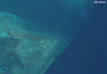 Una imagen de satélite muestra una posible balsa en la apertura de Scarborough Shoal, en el Mar de China Meridional, el 27 de mayo de 2026 Vantor/Handout vía REUTERS