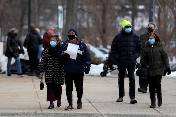 Personas llegan para recibir vacunas