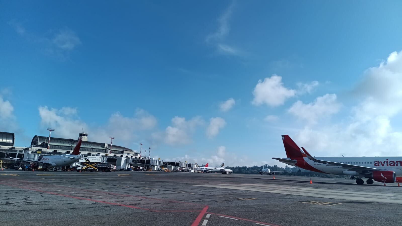 Una inspección de rutina detectó la perforación en el Boeing 737 MAX 8 tras aterrizar en el Aeropuerto Internacional José María Córdova - crédito @AeropuertoMDE / X