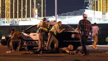 Los policías y algunos espectadores