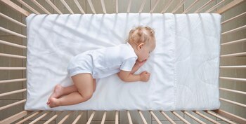 Bebé durmiendo de lado (Shutterstock)