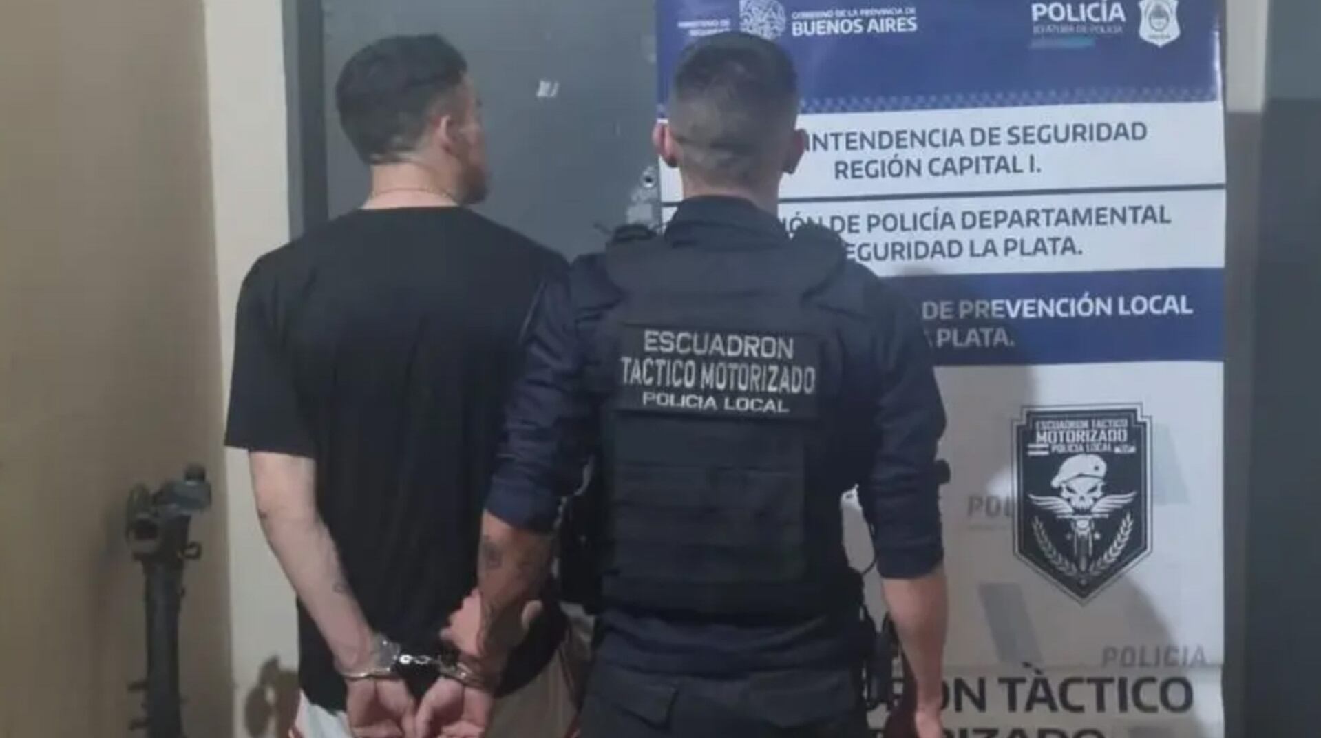 Uno de los hombres detenidos por acuchillar a un trapito en el centro de La Plata (La Buena Info)