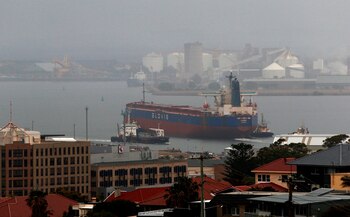Un barco de carbón ingresa