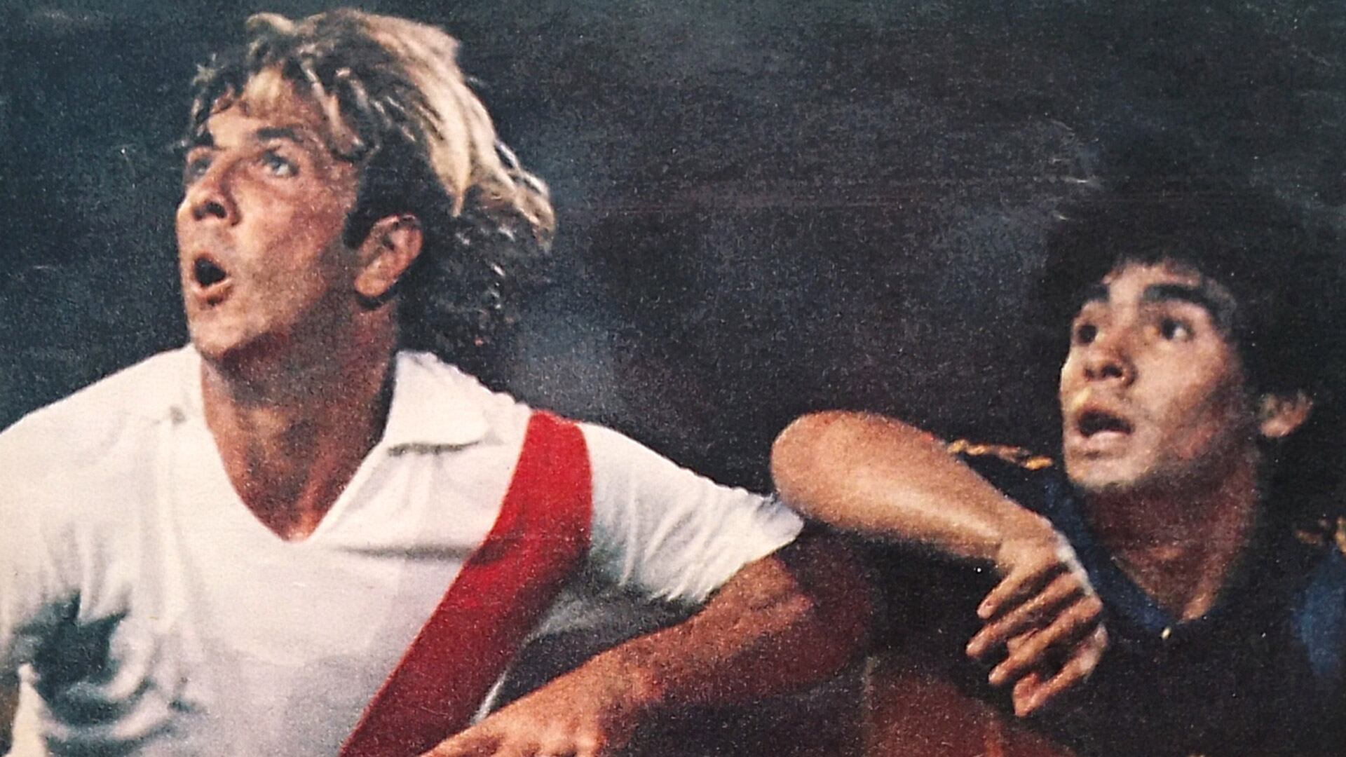 Merlo marcando a Maradona en el Superclásico de verano en Mar del Plata