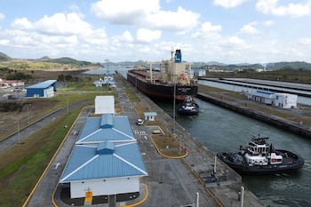 La falta de agua hace casi imposible el paso de buques de gran calado por el Canal de Panamá.