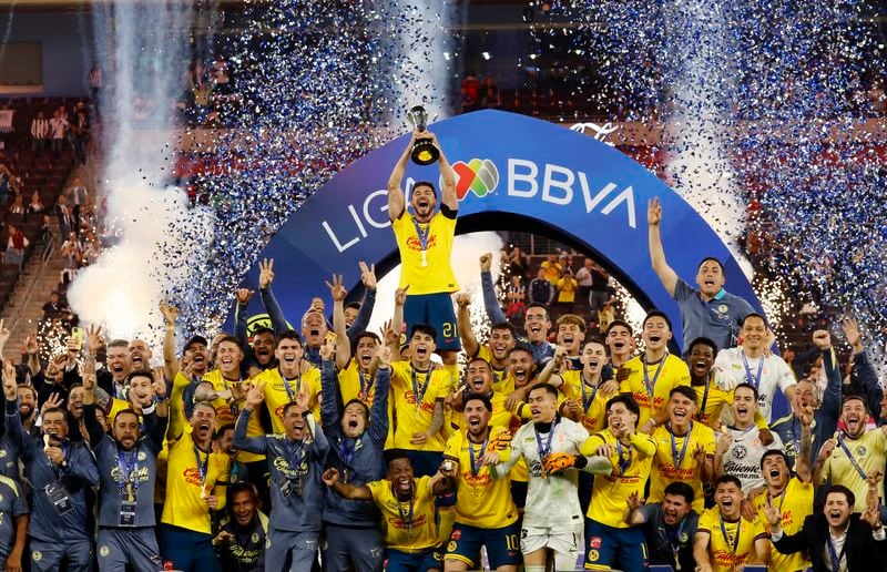 Henry Martín, capitán del América, alza el trofeo de campeón en México junto a sus compañeros. Estadio BBVA, Monterrey, México. 15 de diciembre de 2024.REUTERS/Daniel Becerril