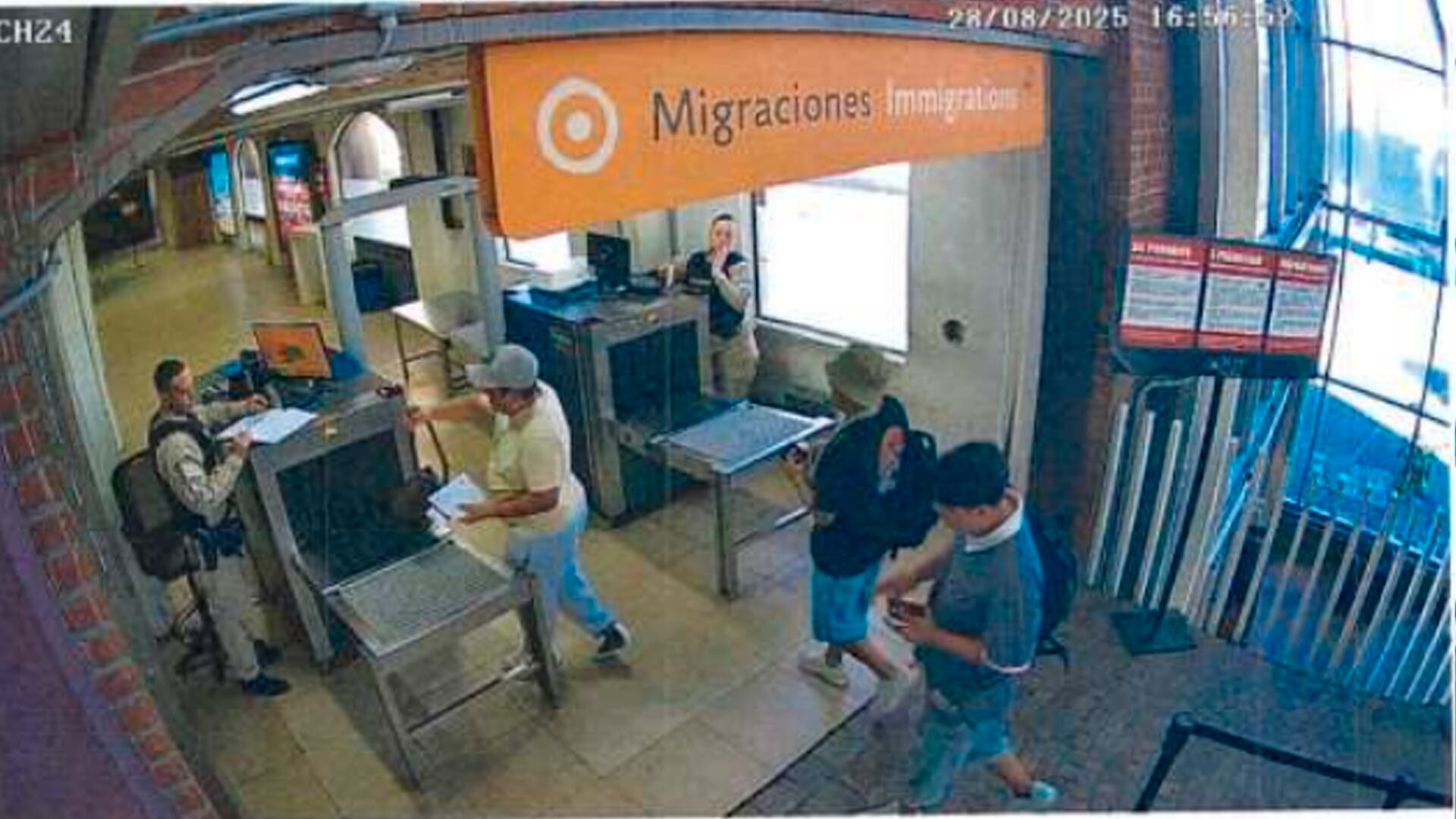 El momento en que los tres sujetos pasan por Migraciones