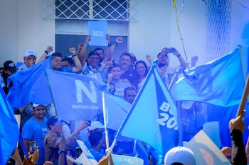 Precandidatos de Nuevas Ideas entregan su documentación en la sede nacional del partido durante la jornada de inscripción para las elecciones internas. (Foto cortesía Nuevas Ideas)