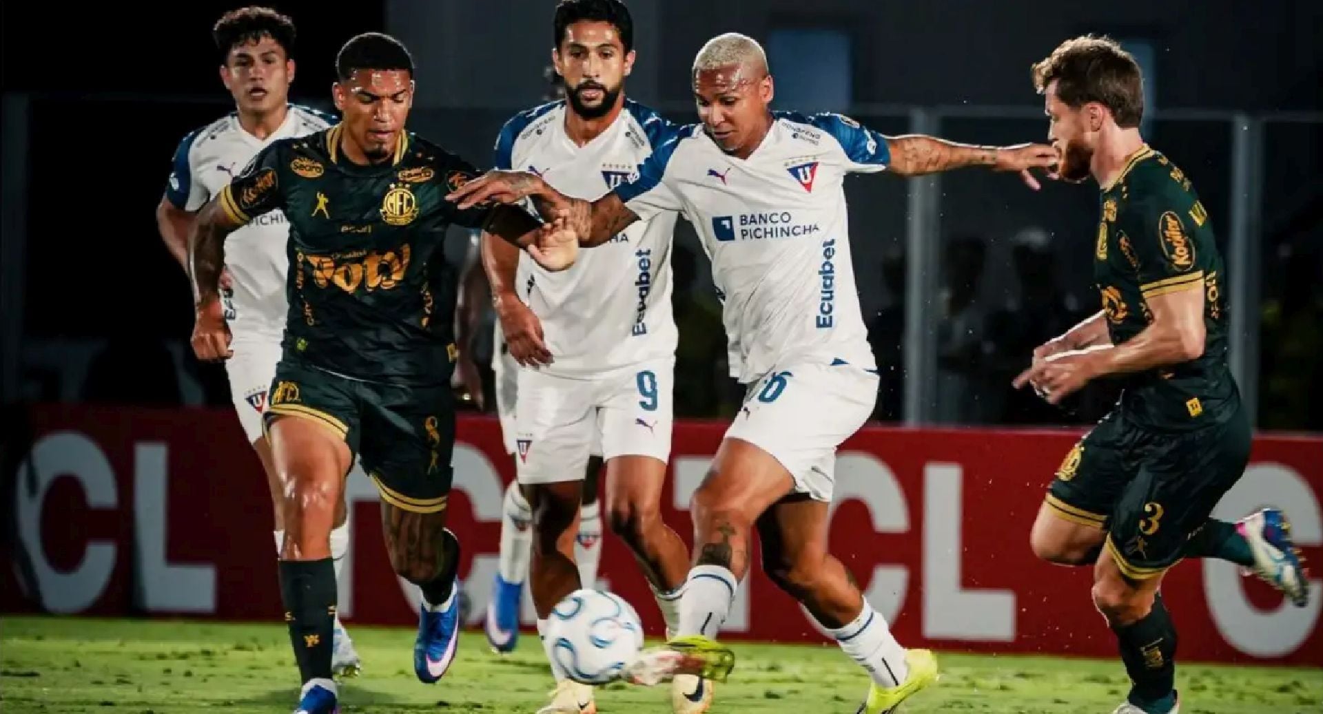 Deyverson y Jesús Pretell fueron claves en la recta decisiva del encuentro, donde LDU de Quito liquidó el partido con contundencia y orden táctico. (Facebook / Liga Deportiva Universitaria)