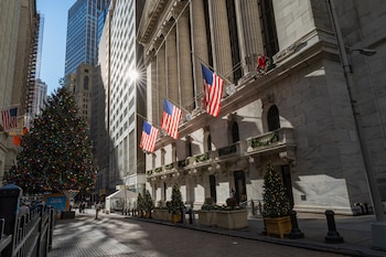 Fotografía de archivo en la que se captó un sector del frontispicio de la sede de la Bolsa de Valores de Nueva York, en Wall Street (NY, EE.UU.). EFE/Ángel Colmenares