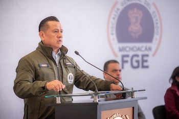 El Fiscal General del Estado (FGE) de Michoacán, Carlos Torres Piña, infpormó en conferencia de prensa los avances en el caso de Valeria G.C., adolescente de 15 años asesinada, donde dio a conocer la detención de Rigoberto, padre de Alexander, ambos acusados de secuestro y asesinato Foto: Fiscalía Michoacán