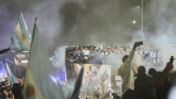 La Selección llegó al país tras el segundo lugar en el Mundial: una multitud saludó al plantel afuera de Ezeiza