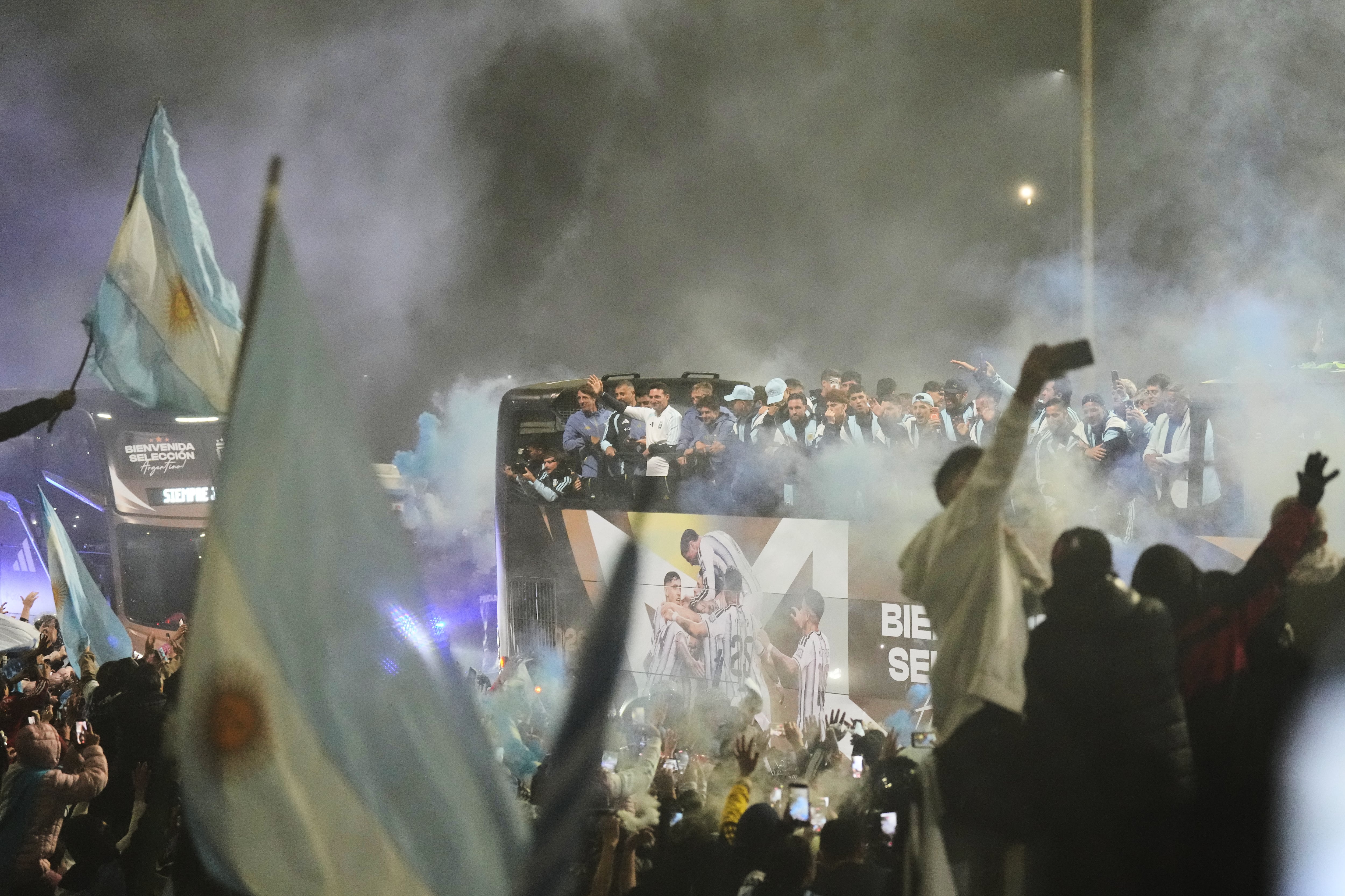 La Selección llegó al país tras el segundo lugar en el Mundial: una multitud saludó al plantel afuera de Ezeiza