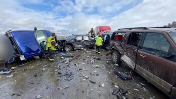 Paramédicos revisan los vehículos involucrados