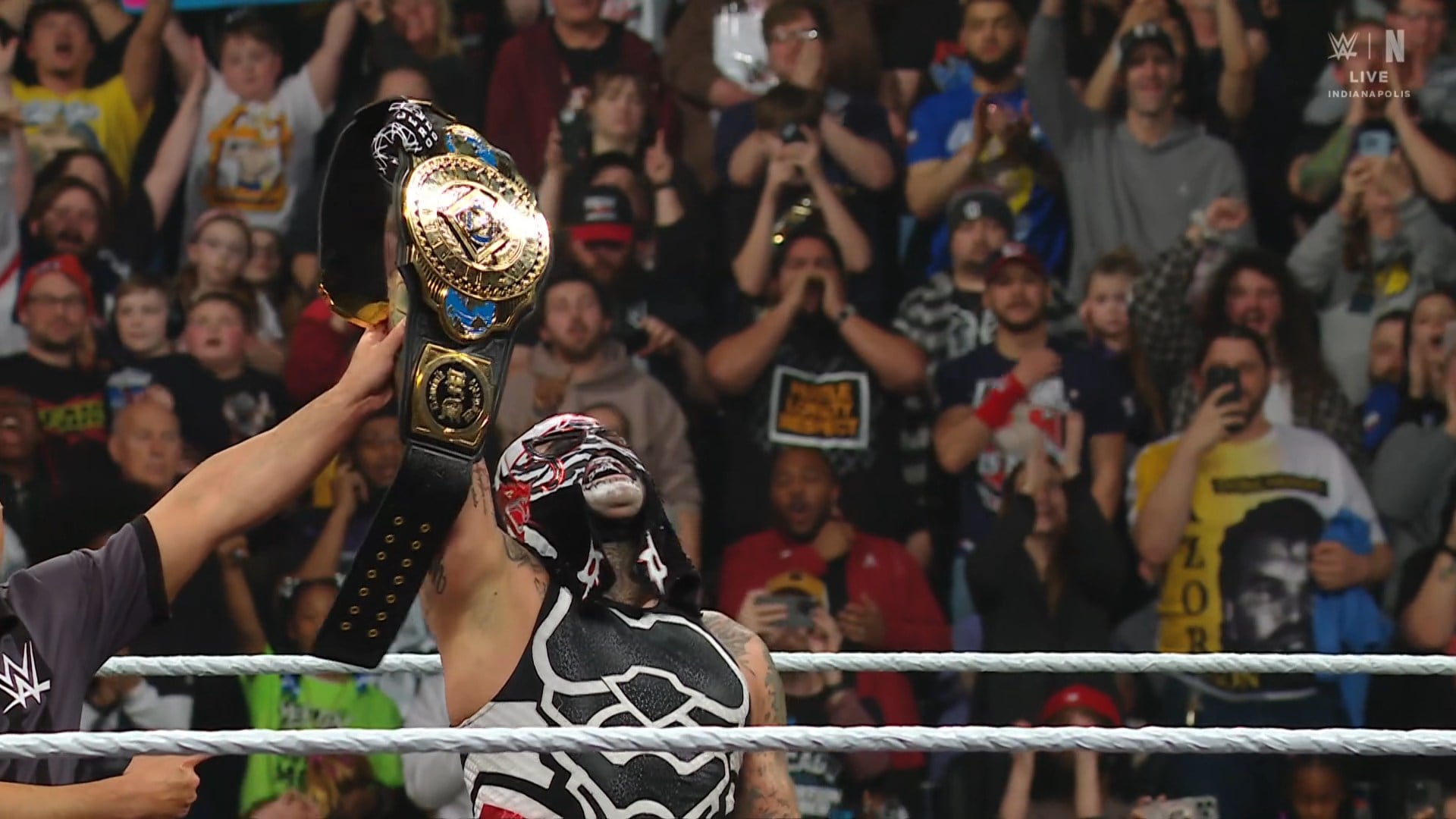 El nuevo monarca Intercontinental dedicó su victoria a los aficionados y habló sobre la perseverancia.