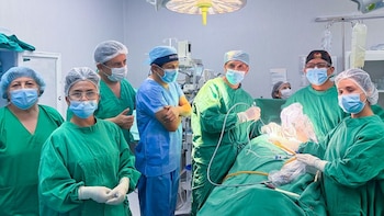 Médicos realizan inédita cirugía fetal para tratar una malformación que comprometía los pulmones