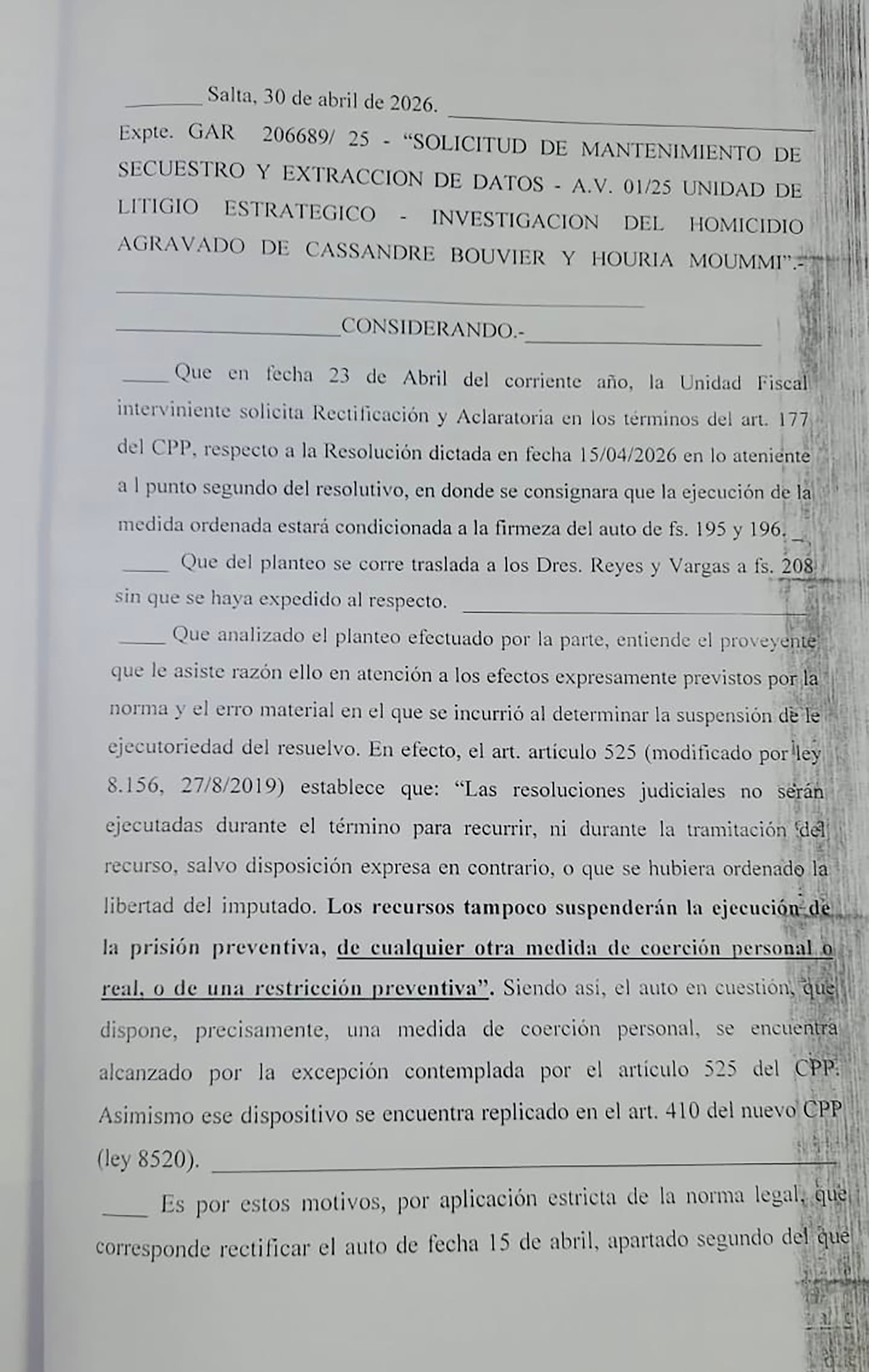 Documento judicial de Salta del 30 de abril de 2026 que detalla una resolución sobre la solicitud de secuestro y extracción de datos en la investigación del doble femicidio Cassandre Bouvier y Houria Moummi.
