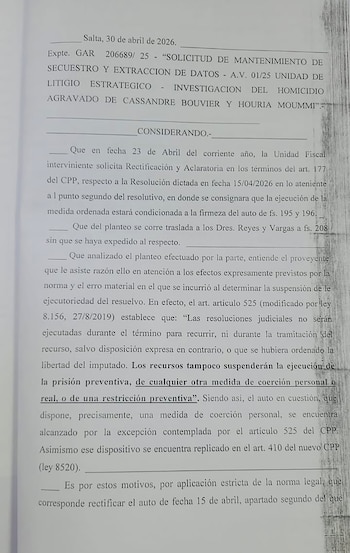 Primer plano de un documento legal en español con texto impreso en negro sobre papel blanco. Se observan párrafos, fechas y referencias a un expediente judicial