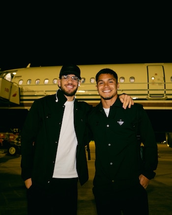 El cuadro sevillano publicó una foto de Abde y "Cucho" Hernández abrazándose previo al regreso a España-crédito @RealBetis/X