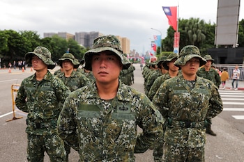 Soldados se preparan para celebrar el día nacional con motivo del 113 cumpleaños de Taiwán. (REUTERS/Ann Wang)