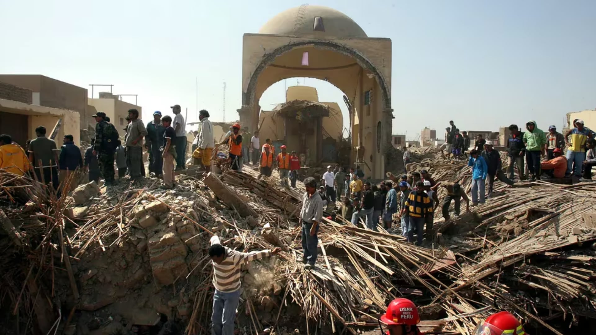 Sismo de 6.1 en Ica revive el trauma de 2007: el reciente movimiento telúrico despertó temor entre ciudadanos que recuerdan el terremoto de Pisco. (Photo by JAIME RAZURI / AFP)