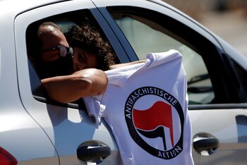 Un manifestante muestra una camiseta