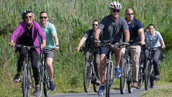 Joe Biden paseando en bicicleta
