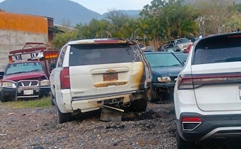 La agresión destruyó tres vehículos y provocó daños materiales, sin causar víctimas.