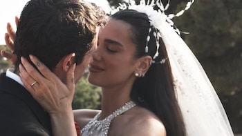 Dua Lipa muestra el vestido de Chanel con el que se casó con Callum Turner: compuesto por 480.000 abalorios y 25.000 plumas tras 1.155 horas de costura