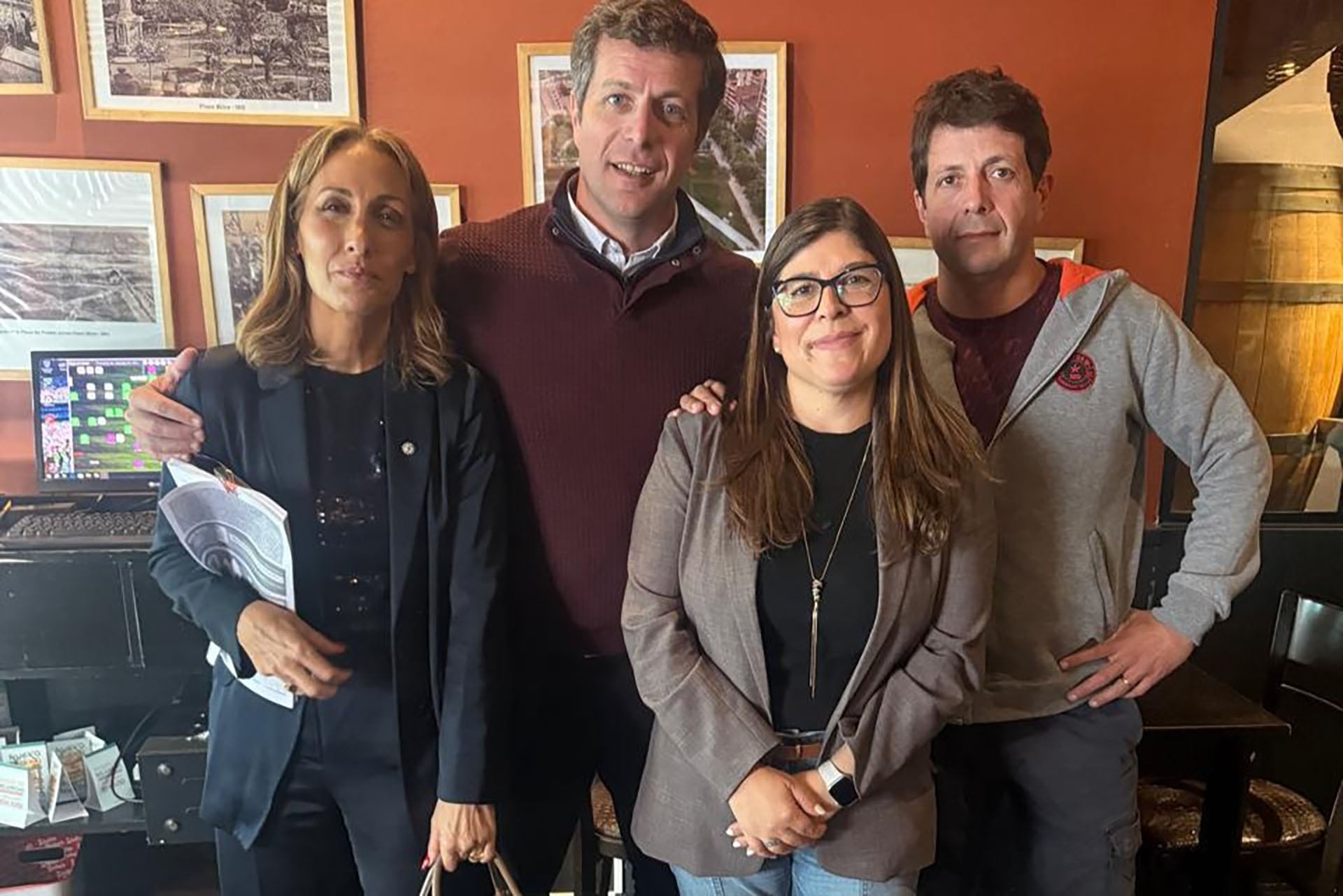 Los empresarios Ariel y Gustavo Rey, con Florencia Arietto y Verónica Razzini en San Nicolás