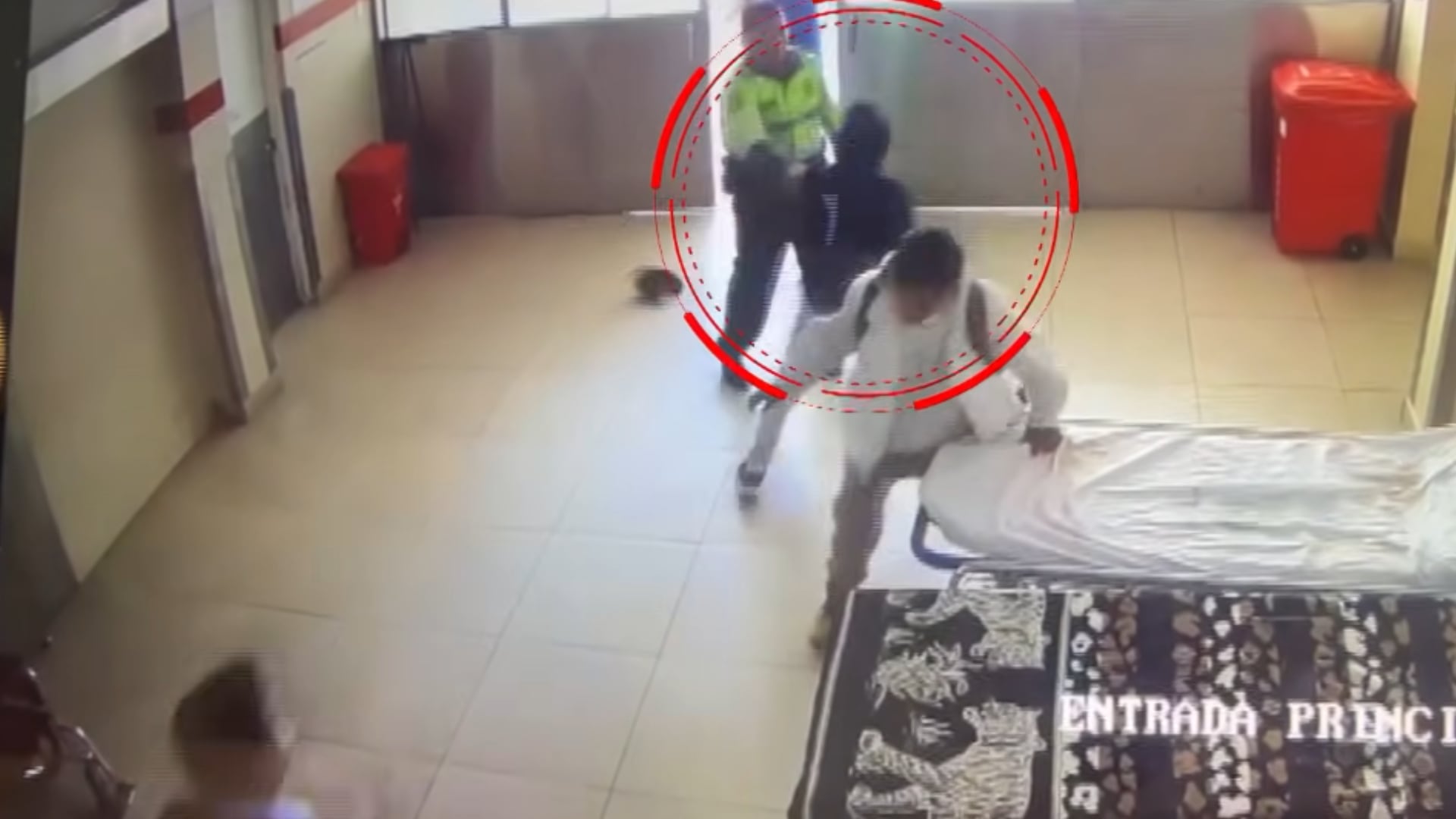 Paciente llega a hospital de Arequipa por heridas tras una pelea y termina amenazando con tijeras al personal médico