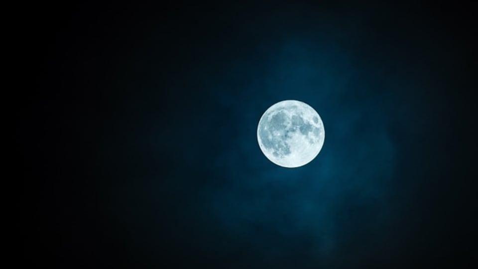 Una microluna es una Luna llena que coincide con el apogeo, el punto más alejado de la órbita lunar, lo que reduce su tamaño aparente (Pixabay)