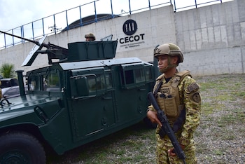 Centro de Confinamiento del Terrorismo CECOT, cárcel de máxima seguridad de El Salvador donde están recluidos miles de pandilleros y mareros