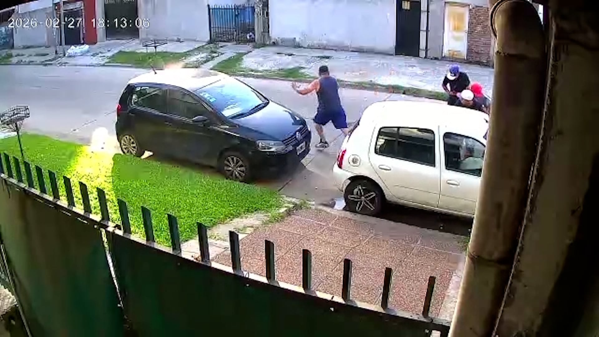 Tras ser asaltado, la víctima huye del lugar con las manos en alto, pero es baleado igual