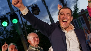 Elecciones de Andalucía 2026, en directo: el PP lograría la mayoría absoluta, el PSOE se desploma y el Vox se frena, según los sondeos a pie de urna