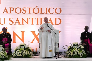 El papa visita una prisión en Guinea Ecuatorial tras deportaciones de migrantes en EEUU