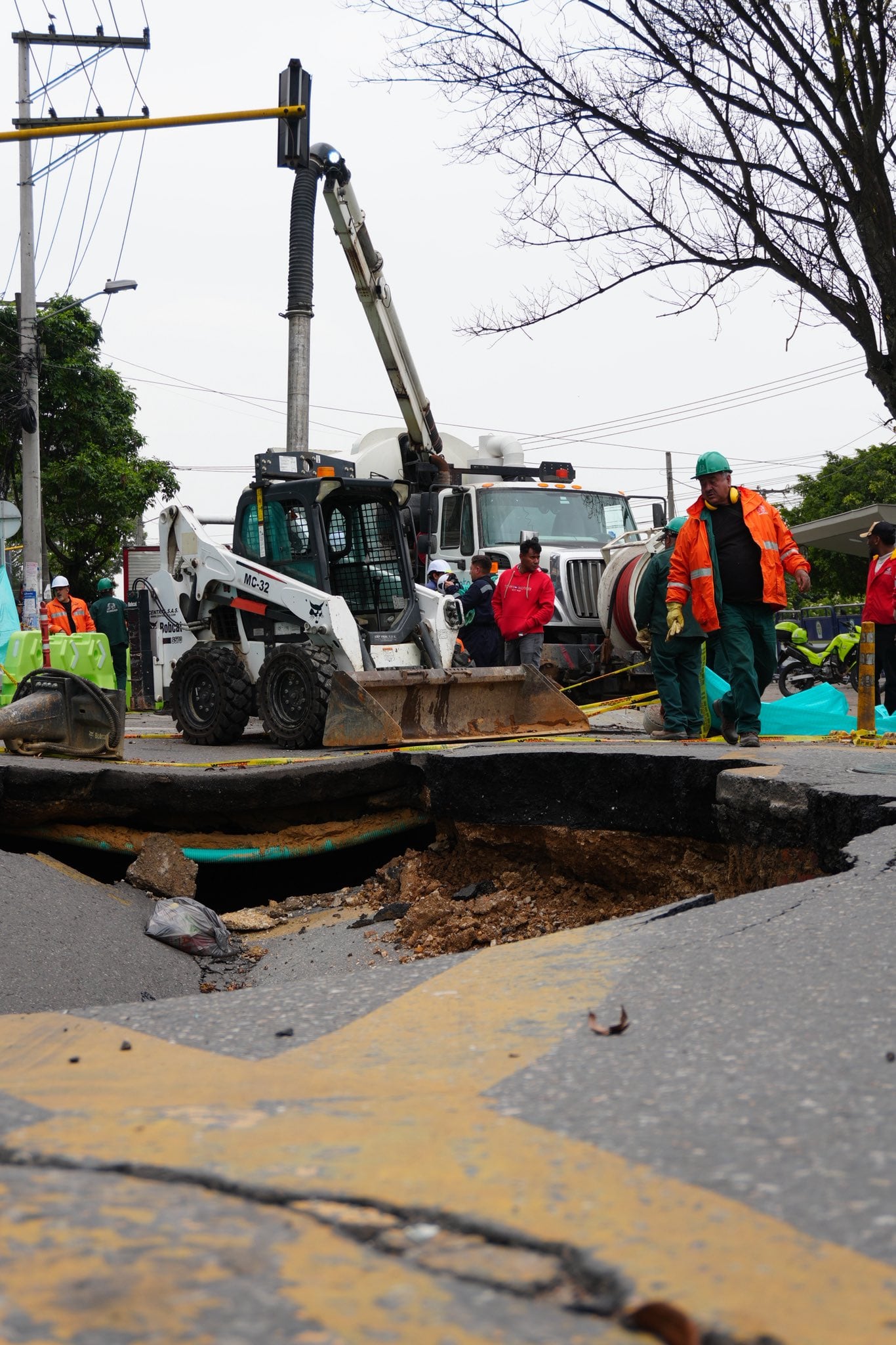 La Empresa de Acueducto y Alcantarillado de Bogotá (Eaab) lidera las obras tras el colapso de la red construida hace más de 25 años en la calle 139 con carrera 126 A - crédito Eaab