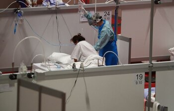 Personal de salud trabaja en