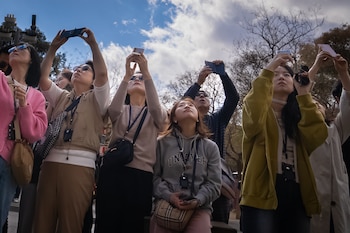 Varios turistas se hacen fotos junto a la Sagrada Familia, a 15 de marzo de 2024, en Barcelona. (David Zorrakino / Europa Press)