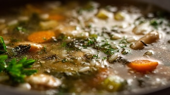 Arroz con caldo de frijol, guiso de arroz, verduras mixtas, caldo de frijol, comida casera, platillo reconfortante. - (Imagen Ilustrativa Infobae)