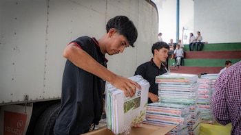 Gobierno de Honduras inicia entrega de libros de texto en municipios fronterizos con El Salvador para fortalecer la educación pública