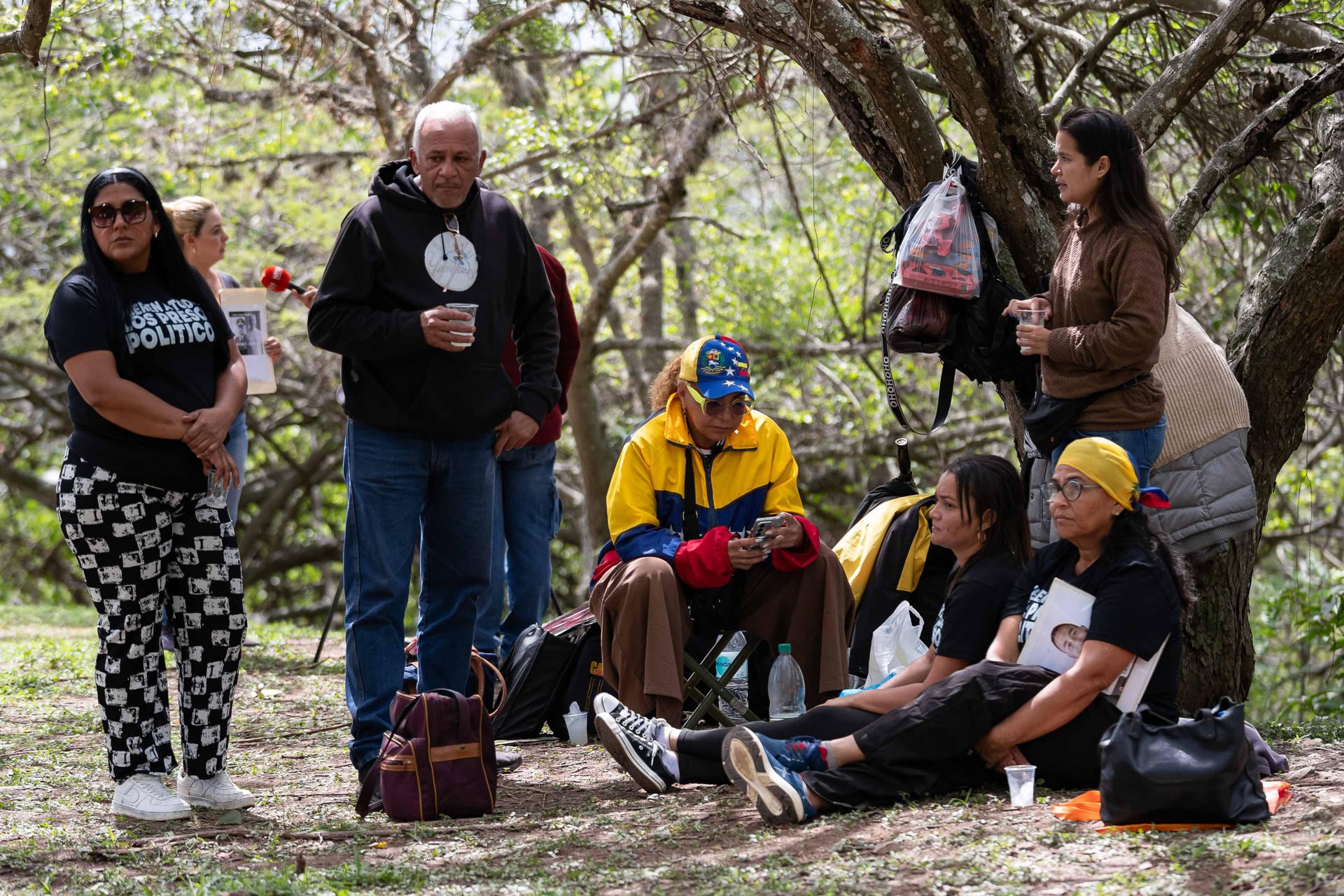 Familiares de presos políticos venezolanos, frente a la embajada de Estados Unidos en Caracas. (EFE/ Ronald Peña)
