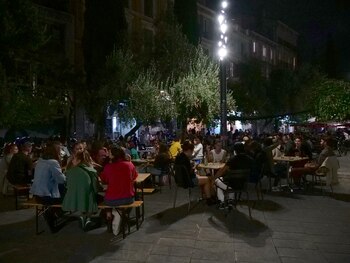 Personas en una terraza en