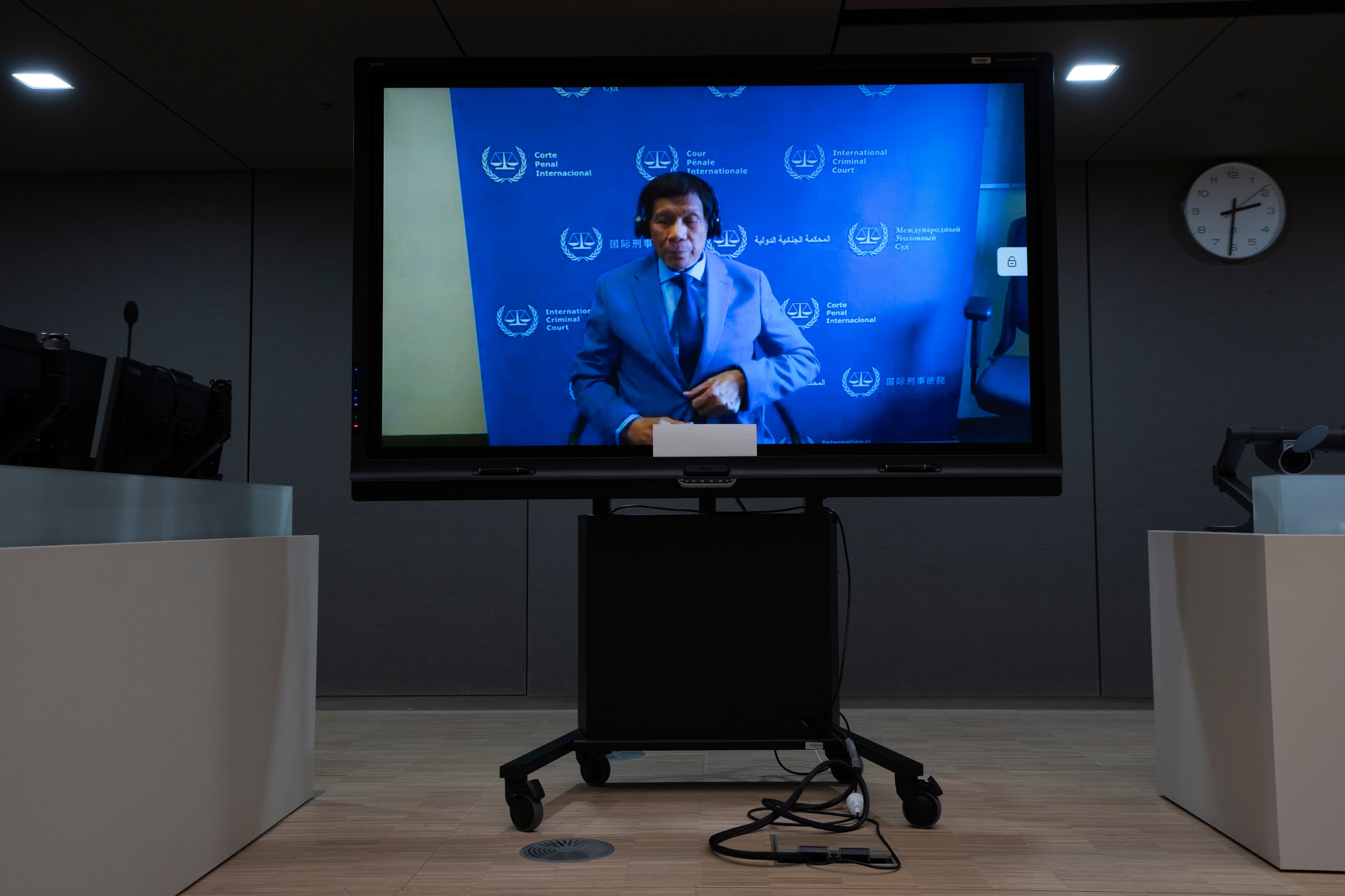 ARCHIVO - El expresidente filipino Rodrigo Duterte aparece en una pantalla en la sala de la Corte Penal Internacional en La Haya, Holanda. (AP Foto/Peter Dejong, Pool, archivo)